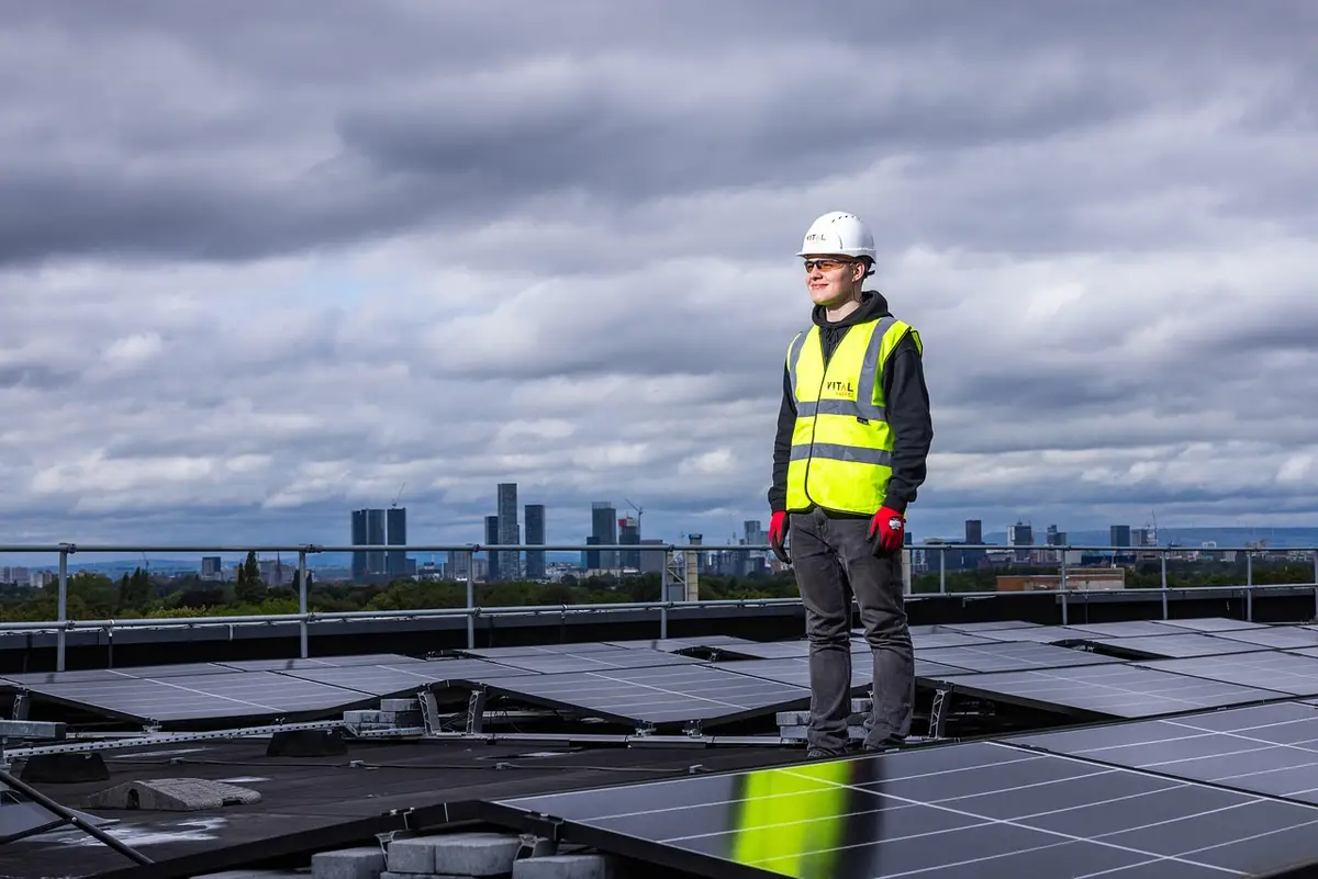 Hopfällbar solpanel som laddar en power station utomhus
